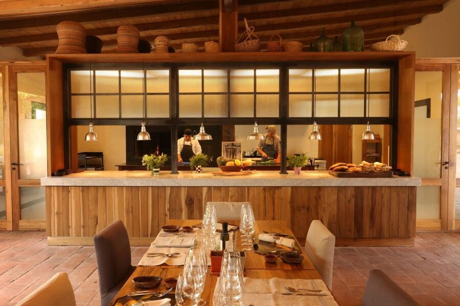 Adventure & Flavor: Breakfast, Rafting & Asado in Mendoza - Languages, group size, and guide style