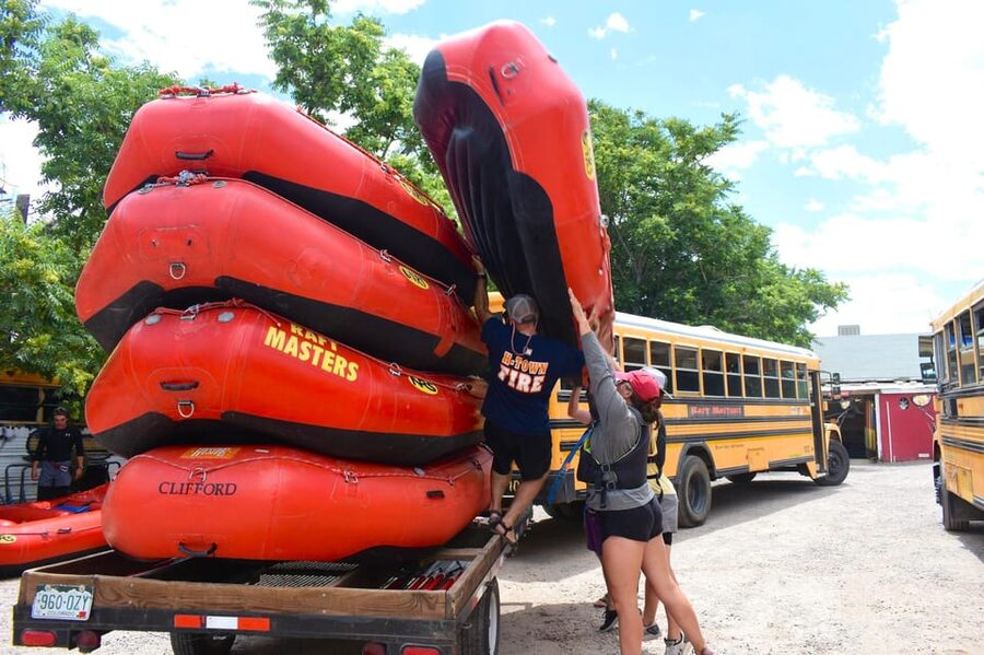 Cañon City: Family Float Rafting With Lunch, Photo & Wetsuit - The return bus and photo stop