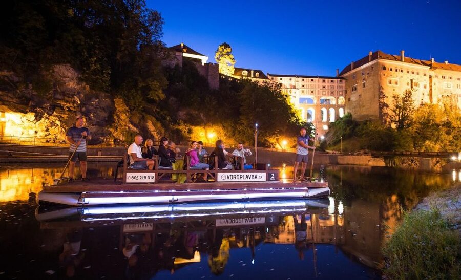 Český Krumlov: Advent Wooden Raft River Cruise - The dock stop and included drink