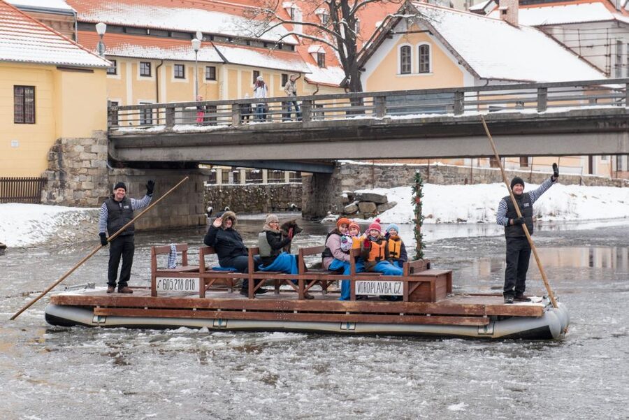 Český Krumlov: Advent Wooden Raft River Cruise - The Advent setting and winter trade-off