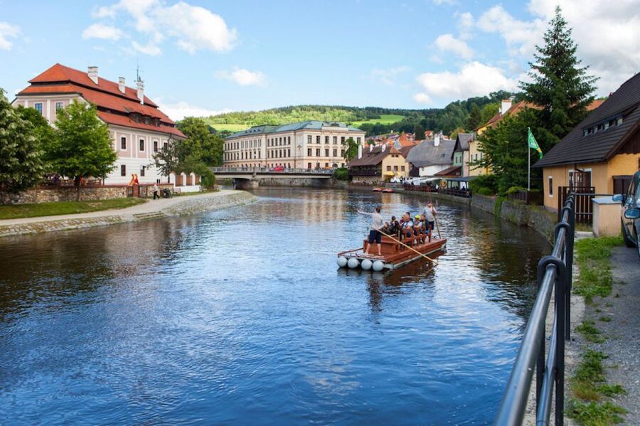 Český Krumlov: Wooden Raft River Cruise - Boarding the wooden raft for a 50-minute ride