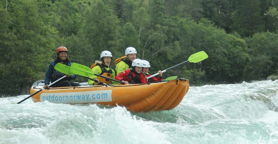 Family Rafting - Voss - Learning paddling before the first rapid