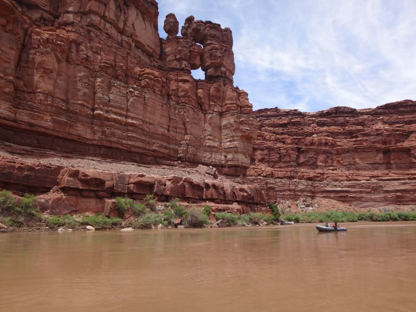 From Moab: Cataract Canyon Whitewater Rafting Experience - A 14-hour day from Moab to Hite Marina