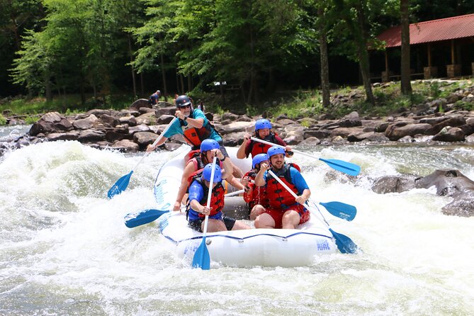 Full Ocoee River Rafting Adventure With Catered Shore Lunch - How the guides affect the experience