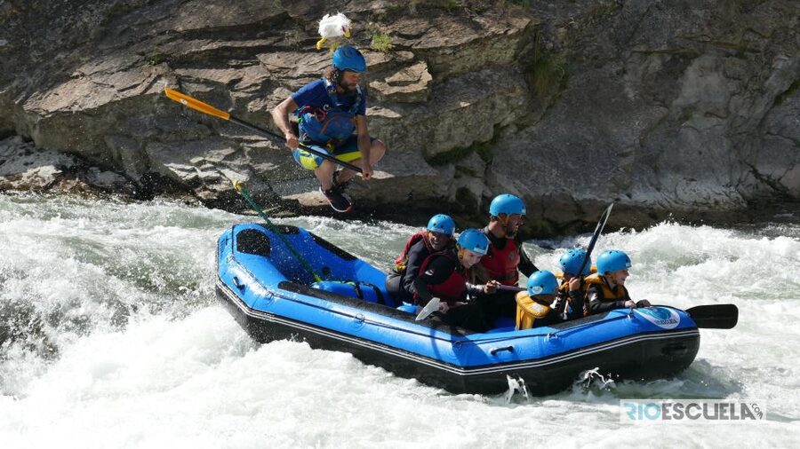 Huesca: Family Rafting - Arriving at Río Escuela in Murillo de Gállego