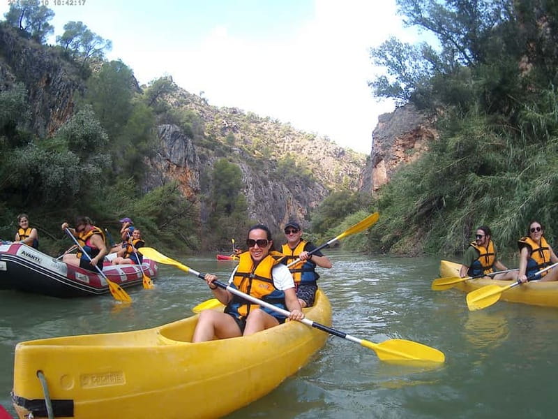 Rafting en Cañón de Almadenes y Cueva Abrigos Rupestres - The Monigotes Cave Stop