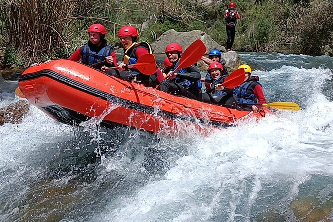 Rafting white water in Montanejos 1h Valencia - Paddling the Mijares through Chillapajaros Canyon